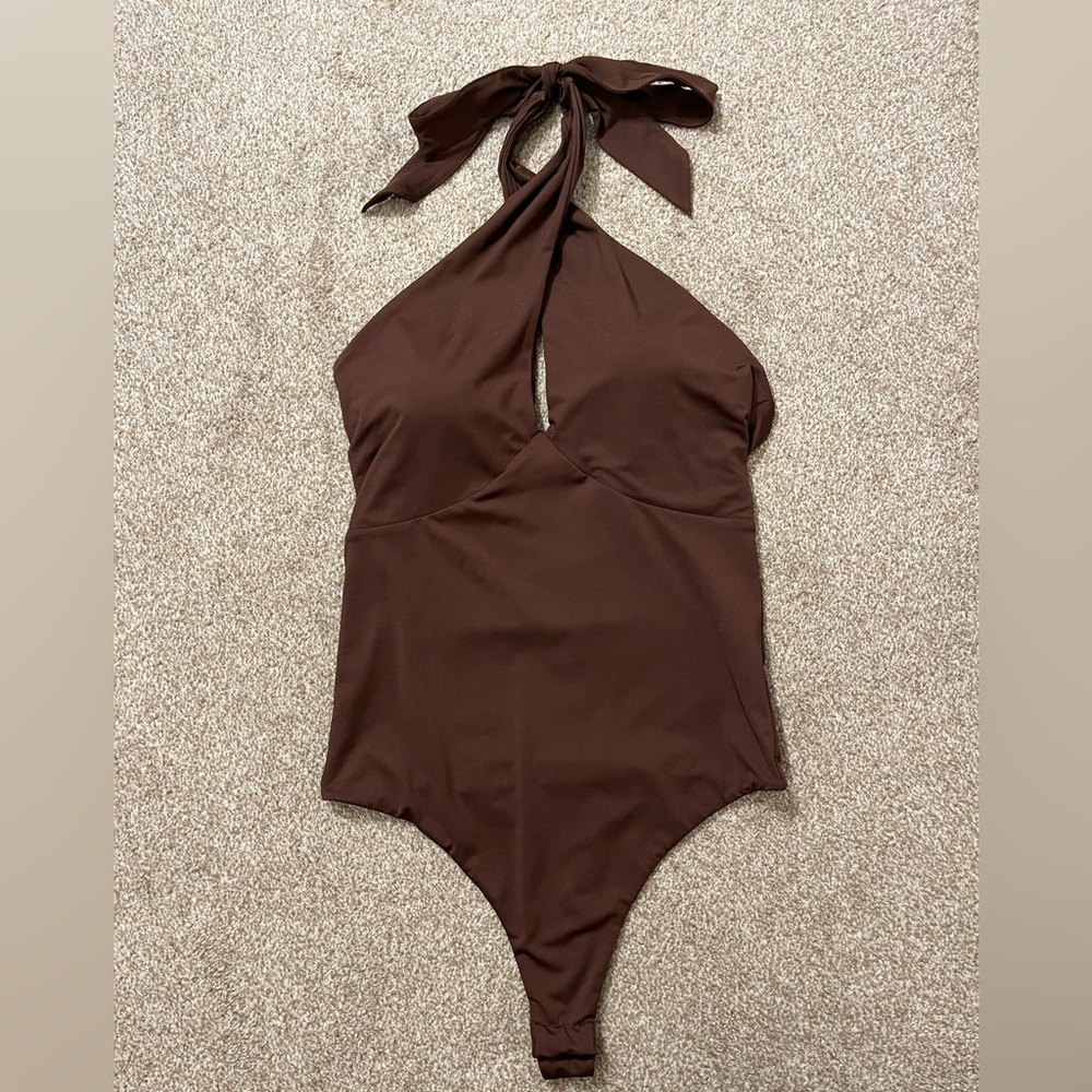 Keyhole Bodysuit 🤎 - Picture 4 of 5
